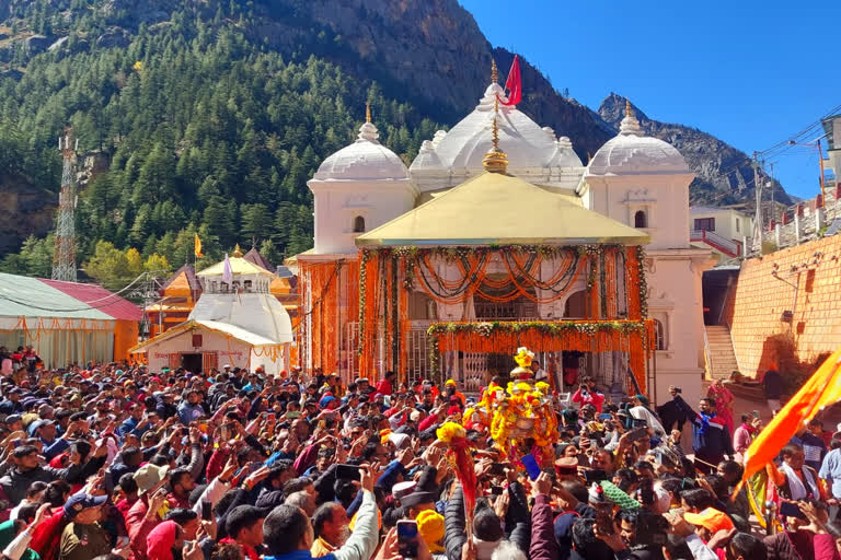 उत्तराखंड : गंगोत्री धाम के कपाट शीतकाल के लिए बंद, श्रद्धालुओं ने सुरंग में फंसे मजदूरों के सफल रेस्क्यू के लिए की प्रार्थना