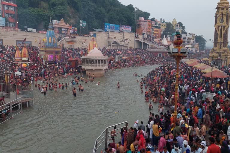 कार्तिक पूर्णिमा पर धर्मनगरी में उमड़ा जन सैलाब, गंगा में श्रद्धालुओं ने लगाई आस्था की डुबकी…