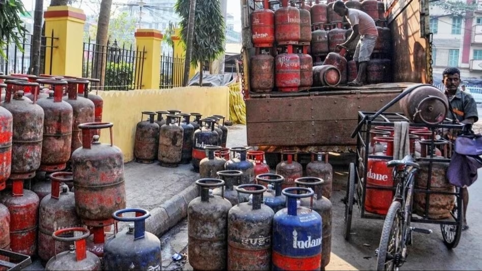 LPG Cylinder : राहत भरी खबर, नए साल से पहले सस्ता हुआ गैस सिलेंडर