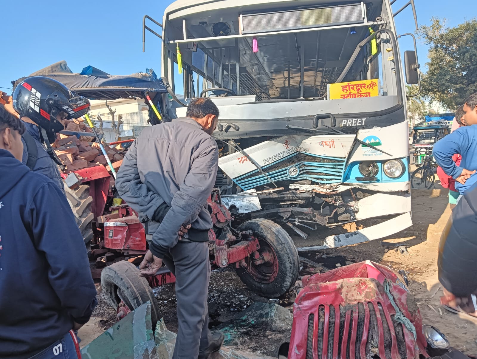 रोडवेज बस-ट्रैक्टर ट्राली की भिड़ंत...ट्रैक्टर चालक समेत तीन घायल