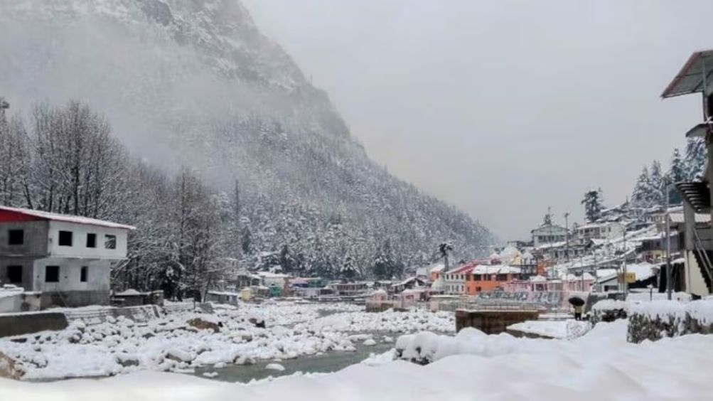 Uttarakhand Weather : पहाड़ी इलाकों में बर्फबारी शुरू, अब होगी बारिश...