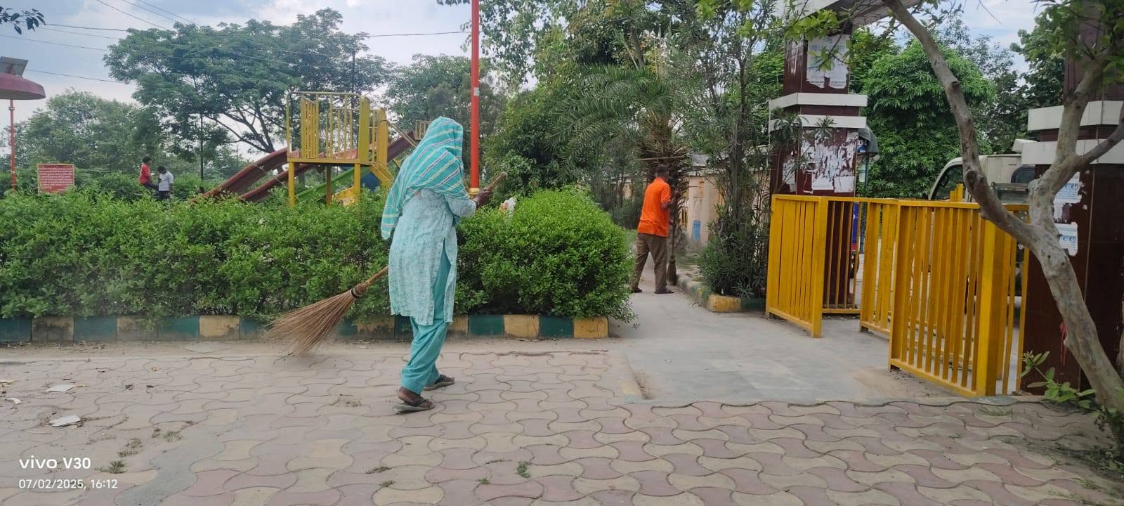 रुड़की के कर्मचारियों ने स्वच्छता अभियान के तहत सोलानी पार्क को एकदम साफ सुथरा बना दिया