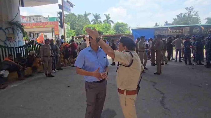कांवड़ यात्रा: डीजे की प्रतिस्पर्धा में अश्लील इशारे से विवाद दरोगा घायल, किन्नर समेत चार गिरफ्तार