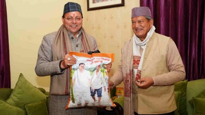 सीएम धामी ने अपने खेत में उगाए धान के चावल पूर्व सीएम हरीश रावत को किए भेंट…