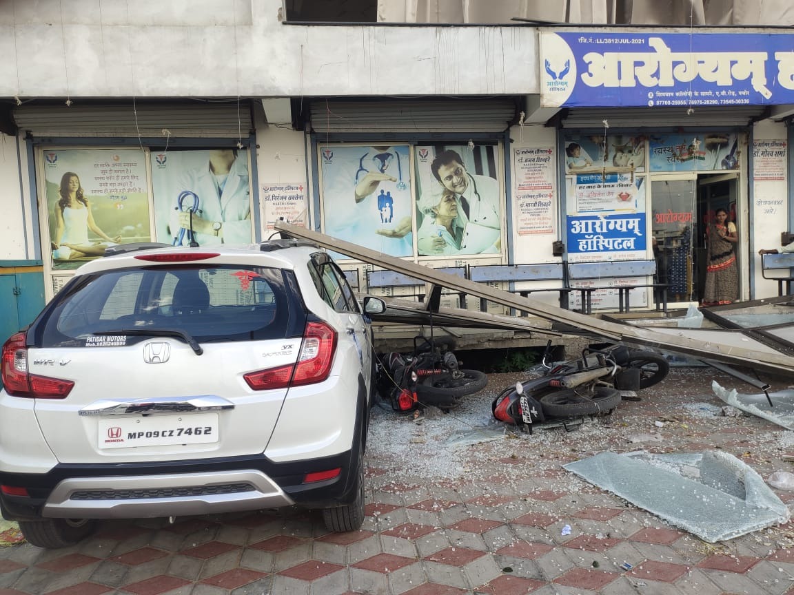 आरोग्यम सोसाइटी में कब्जे को लेकर हिंसक झड़प, कई घायल, गाड़ियों में तोड़फोड़