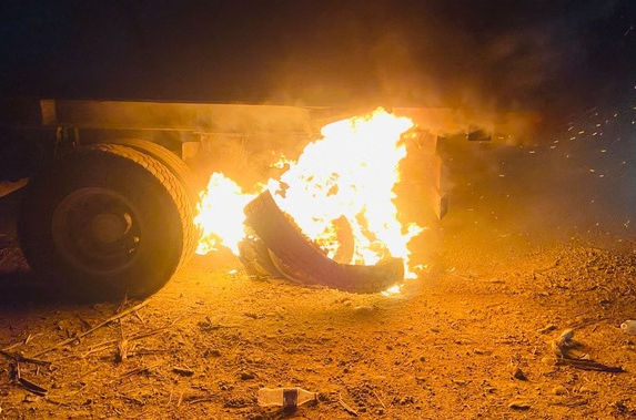 लक्सर-हरिद्वार हाईवे पर ट्रॉली के टायर में लगी आग, पेट्रोल पंप के पास मचा हड़कंप