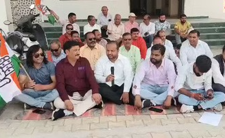 किसानों का तहसील में हंगामा, लेखपालों पर बिल्डर को लाभ पहुंचाने का आरोप