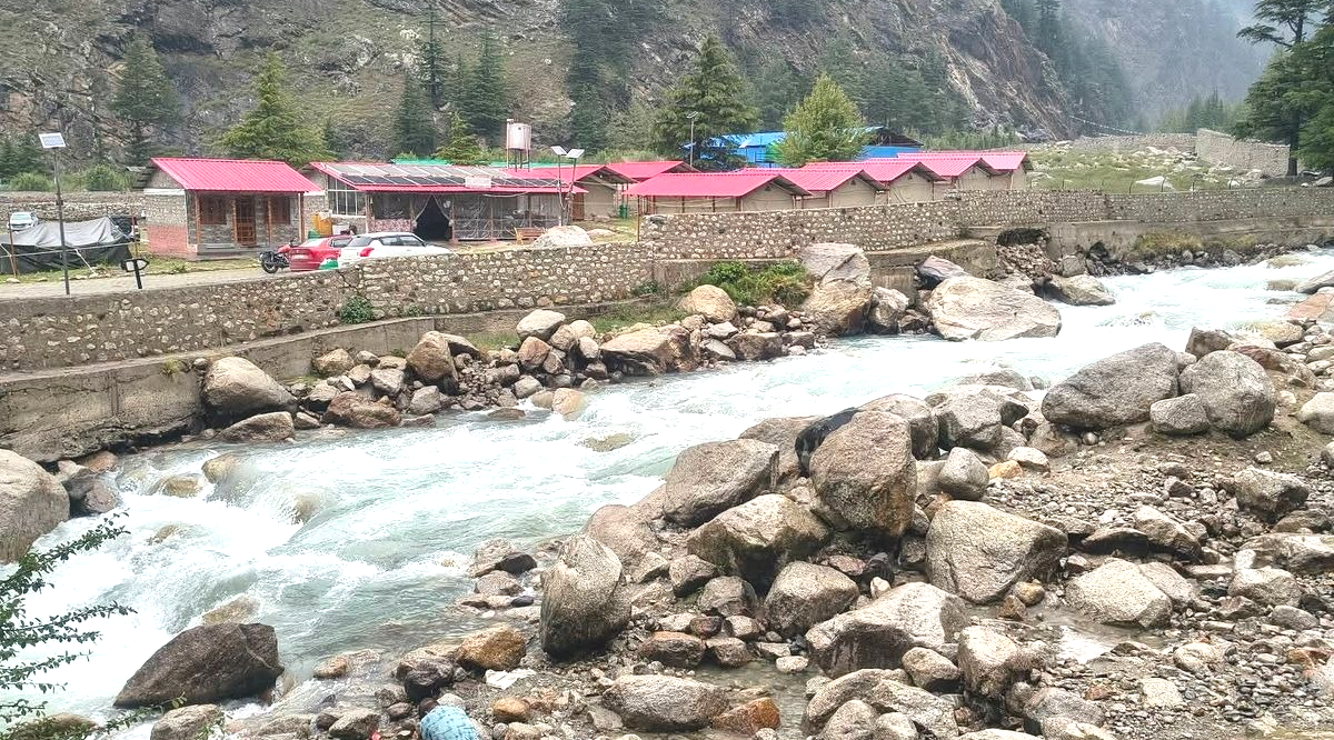 भागीरथी के बढ़ते जलस्तर से सहमे हर्षिल के ग्रामीण, सुरक्षा इंतजाम तेज करने की मांग